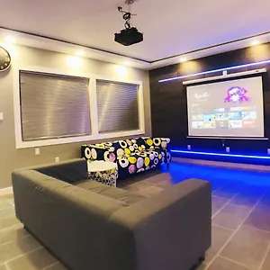 Modern, Cheerful 2bd 1br Apt+free Parking Apartment